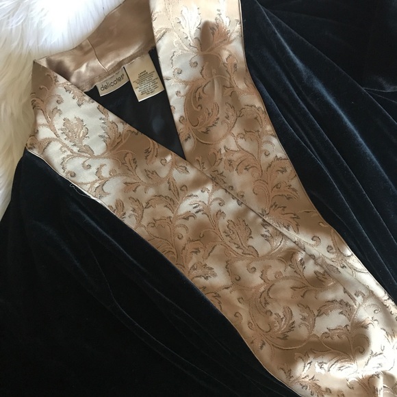 Delicates Long Black Velvet Robe with Gold Accents Sz.Large - Picture 3 of 5